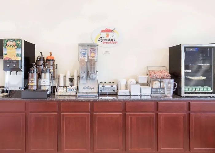 Super 8 By Wyndham Cedar Falls