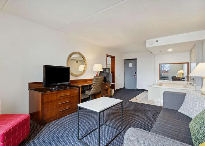 Econo Lodge Inn & Suites Waterloo Downtown